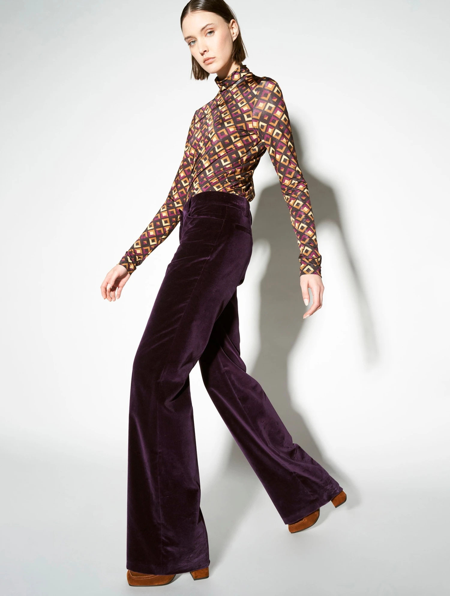 Pantalon Coupe Flare En Velours Prune 1 Pantalon Coupe Flare En Velours Prune