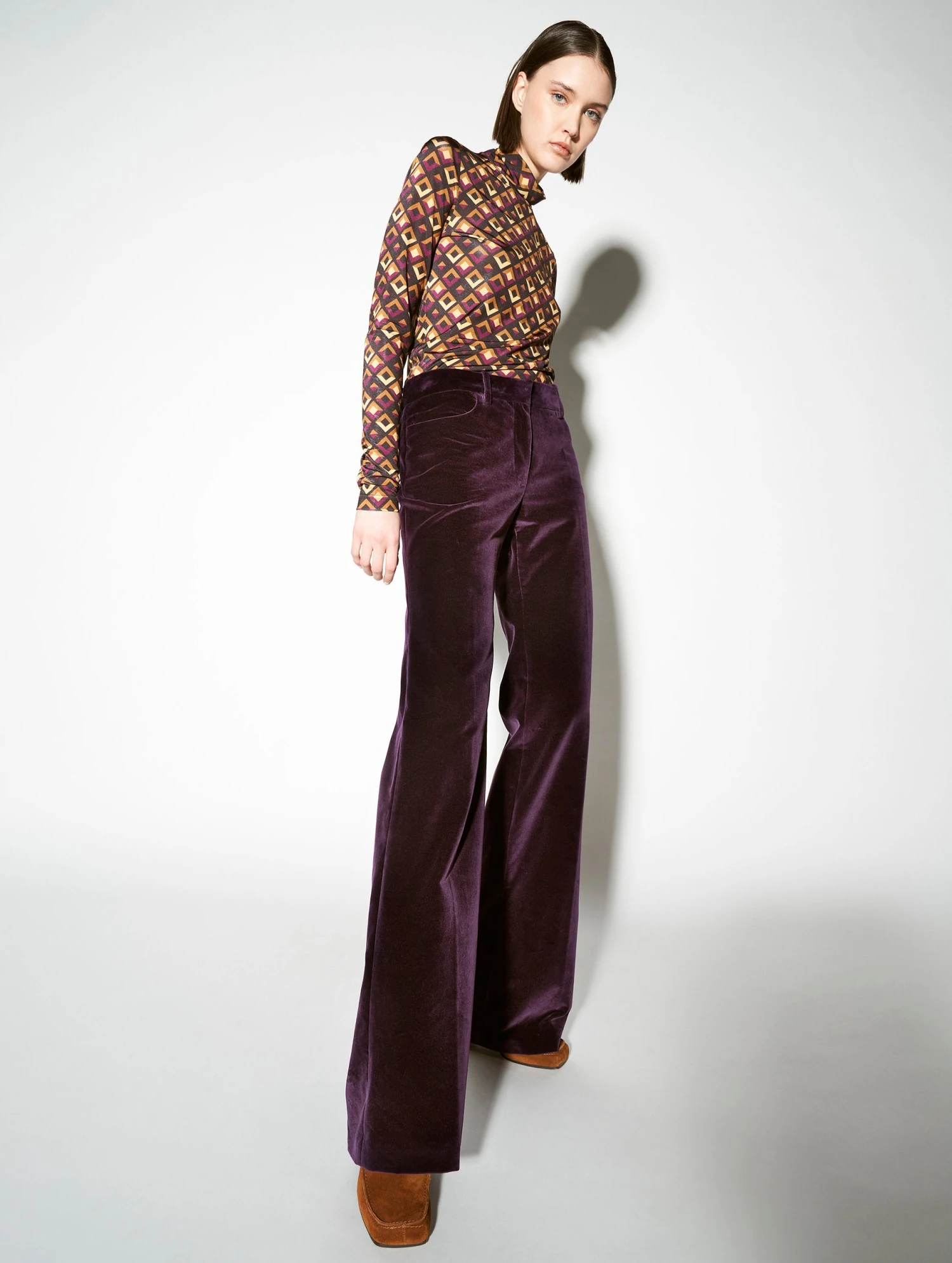 Pantalon Coupe Flare En Velours Prune 2 Pantalon Coupe Flare En Velours Prune – Image 2