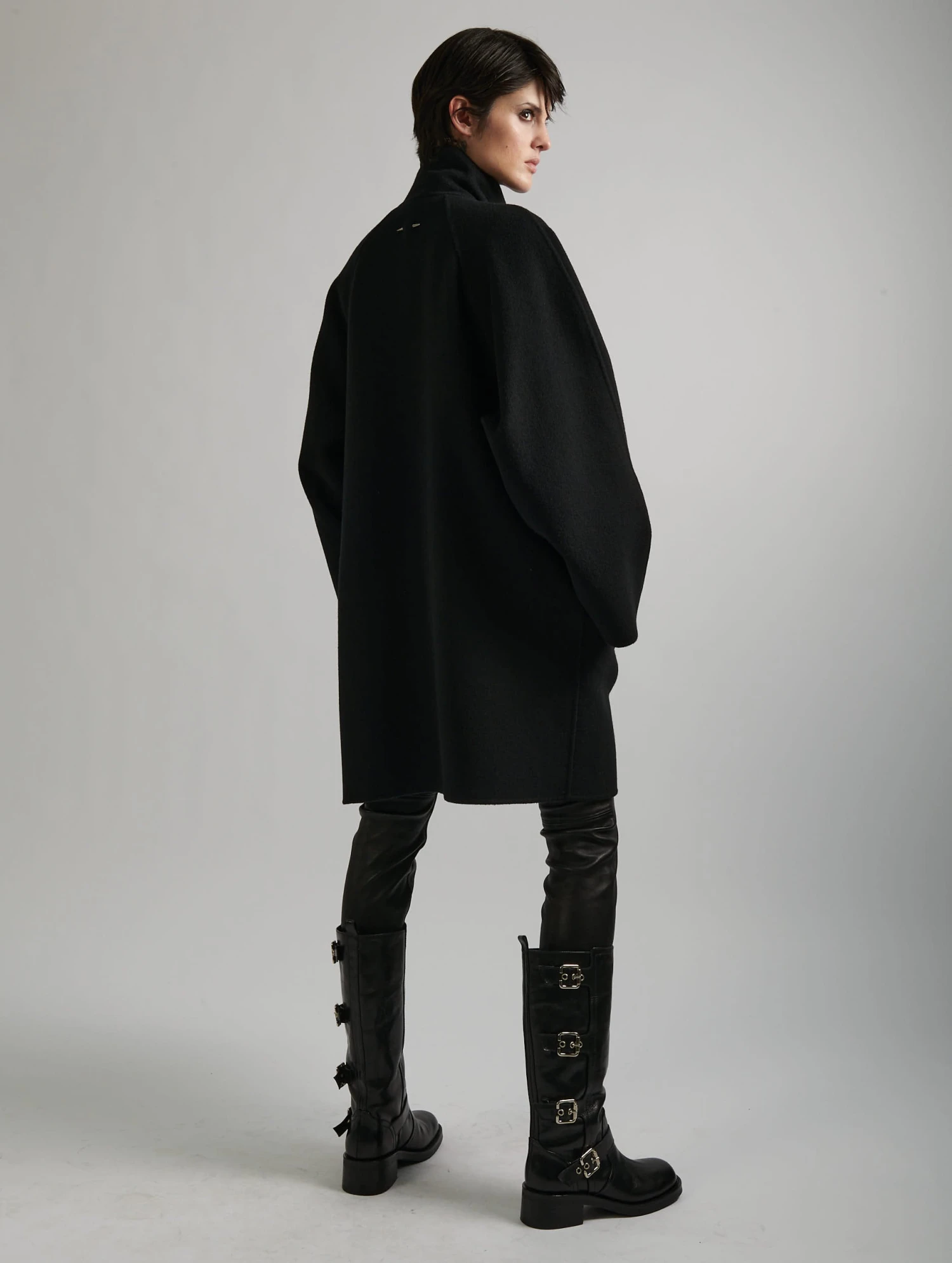 Manteau à Col Montant En Laine Double Face Noir 2 Manteau à Col Montant En Laine Double Face Noir – Image 2