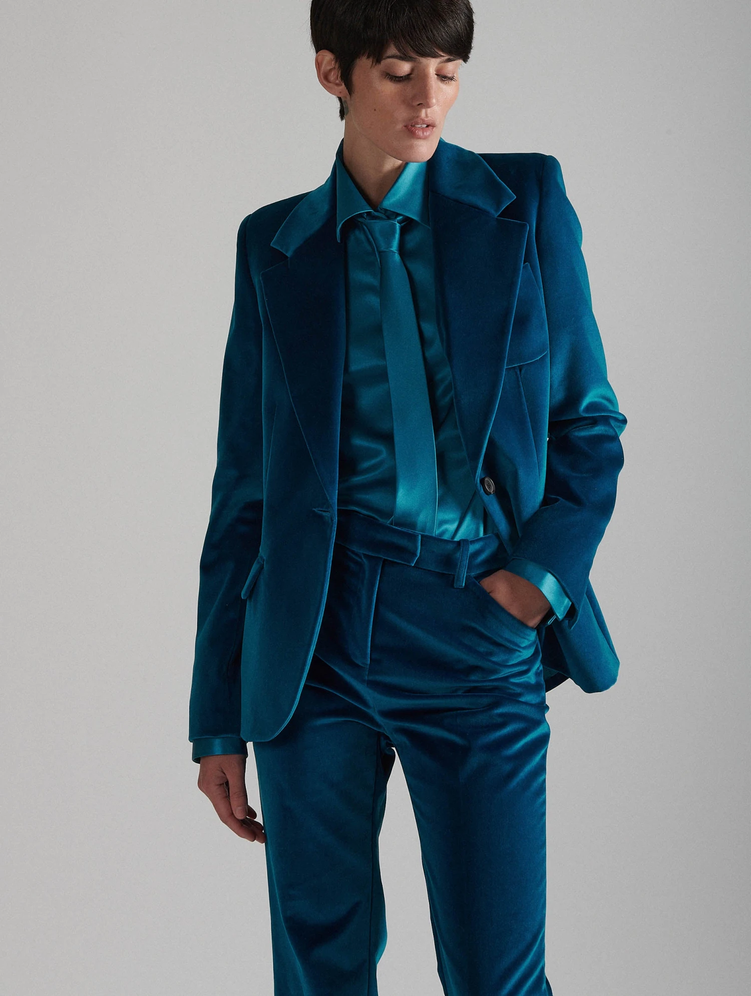 Veste Cintrée En Velours Bleu 2 Veste Cintrée En Velours Bleu – Image 2