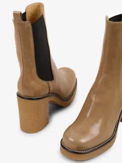 Boots élastiqués En Cuir Verni Beige -barbarabui Soldes Magasin E5160NBC 41 image 5 fad428e2 d24b 4adc 8089 2115ac40b071